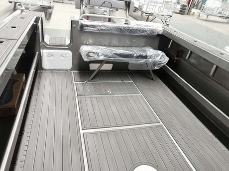 6.85m Center Cabin