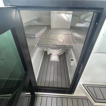 7,9 m alumiiniumist kiirkatamaraaniga töötav reisijaht